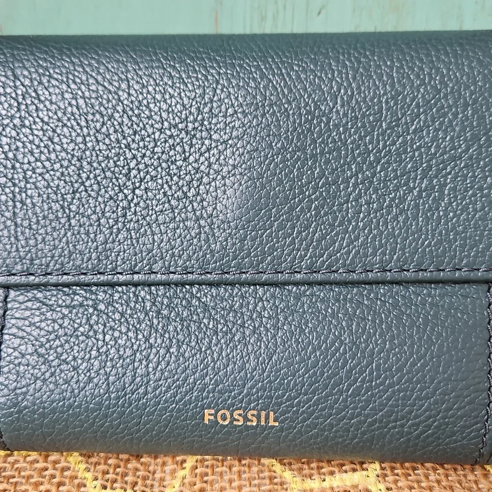 NWOT Fossil Forest Green Ziparound Wallet - Picture 2 of 6